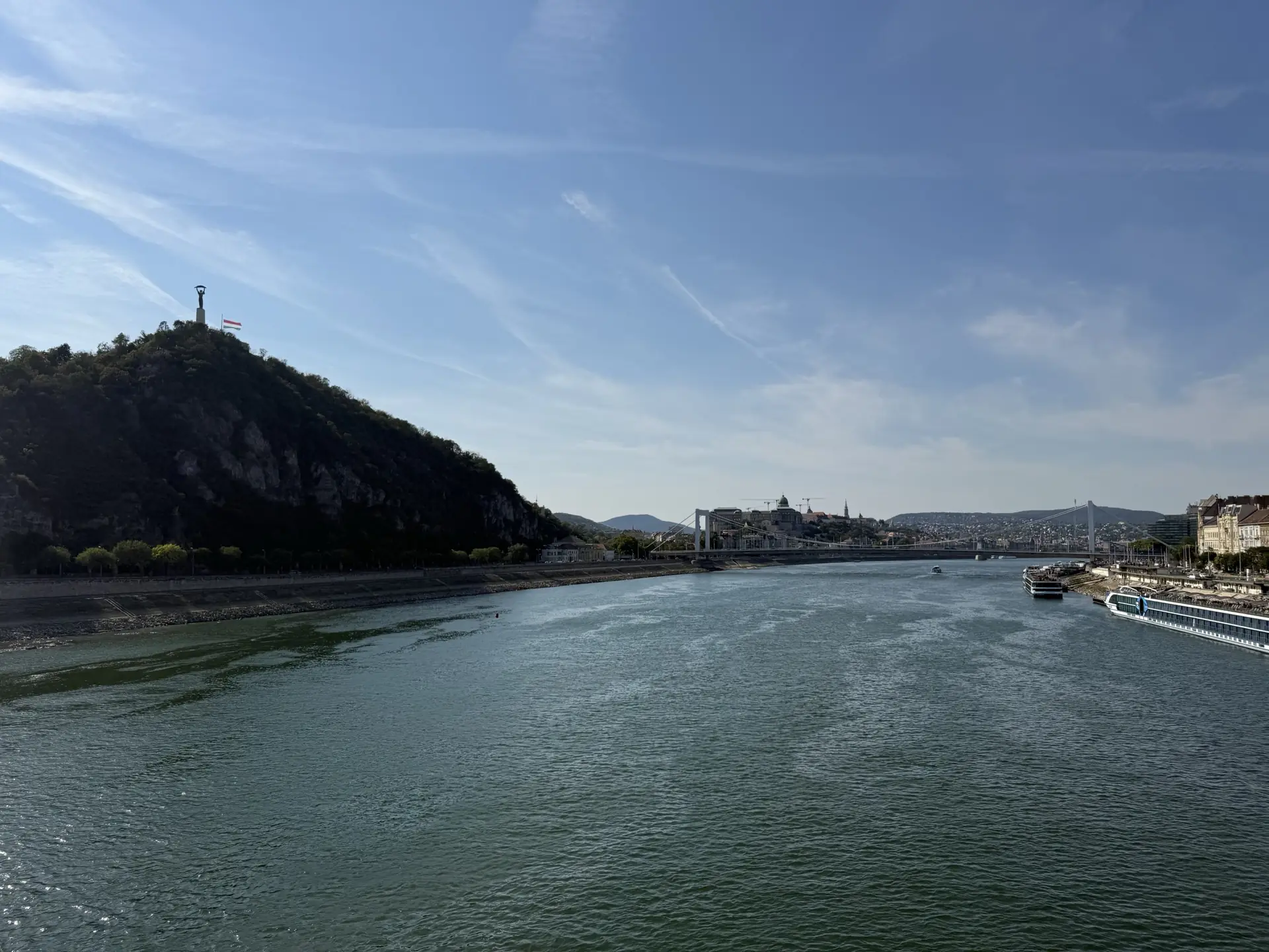 Panorama von Budapest mit Donau, Gellértberg und Elisabethbrücke