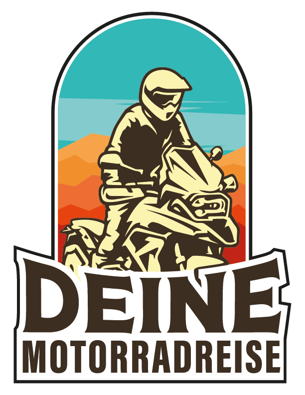 Deine Motorradreise Logo – Motorradfahrer in Wüstenlandschaft im Retro-Stil