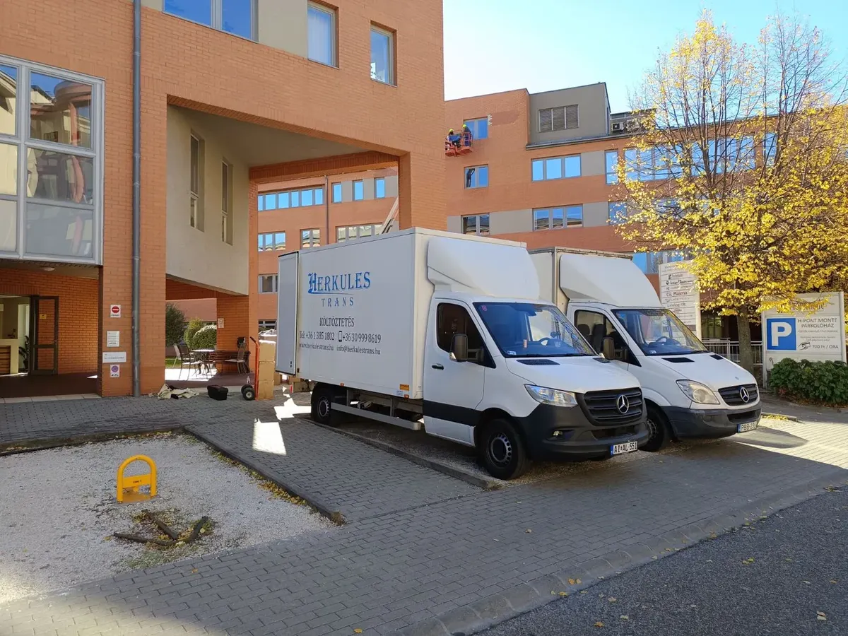 Zwei Umzugstransporter von Herkules-Trans vor einem Budapester Bürogebäude